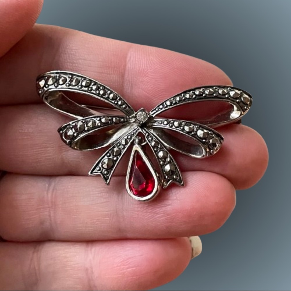 🚨🚨FINAL SALE!!!🚨🚨Avon silvertone faux marcasite birthstone bow brooch Jan July